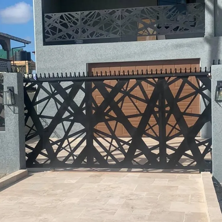 Pintu gerbang geser logam desain berlubang aluminium pintu gerbang geser melengkung