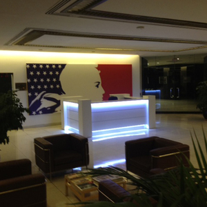 Mostrador de Recepción Moderno en Corian <span class=keywords><strong>Blanco</strong></span> Brillante con Luz LED, Personalizable, Asiento Individual para Recepción/Secretaria/Seguridad - Product Image 4