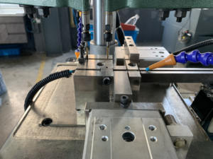 Vollautomatische T-Nut-Bohr- und Gewindeschneidmaschine |   Einzelner Antriebskopf |   Für Spannplatten und Werkzeugblöcke |   Auto Cycle - Product Image 6