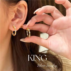 ต่างหูเงิน KING รุ่น Huggie เงินแท้ S925 ชุบทอง ดีไซน์รูปดาว เหมาะสำหรับใส่ทุกวัน - Product Image 4