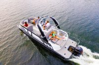 Bateau de pêche sportive à pont unique haut de gamme avec remorques de motomarine en fibre de verre et moteur hors-bord pour la dérive à l'extérieur
