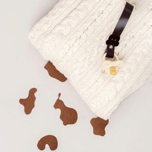 Vente en gros usine : Attache-tétine minimaliste en cuir PU, mignonne, noire, en forme d'animal, cadeaux de naissance - Product Image 4
