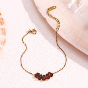 उच्च गुणवत्ता वाले फैशन गहने ब्रैसलेट 18k सोने की प्लेटेड स्टेनलेस स्टील लाल पानी की बूंद महिलाओं के लिए - Product Image 4