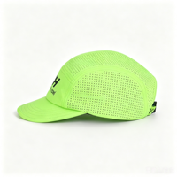 Custom 5-panel hardloopcap van gerecycled polyester, limoengroen, korte klep, campinghoed, unisex, siliconen logo, trail, sportief, gestippeld, ademend