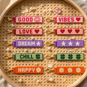 พวงกุญแจลูกปัดรูปหัวใจ Good Vibes Smiley Love พร้อมสายคล้องข้อมือลูกปัดสองด้าน ขายส่ง ป้ายห้อยกระเป๋าแบบกำหนดเอง ลายใบโคลเวอร์นำโชค ลายดอกเดซี่ - Product Image 1