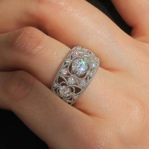 Anello di Fidanzamento Q961 per Donna in Oro Bianco con Diamante Taglio Brillante Rotondo Colore G Naturale e Pietre Laterali - Product Image 2