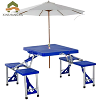 Table pliante d'extérieur compacte avec banc intégré et trou pour parasol, en HDPE imperméable et structure en aluminium, idéale pour le camping, le jardin et la terrasse