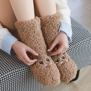 Phụ nữ dễ thương phim hoạt hình mờ nhà Dép bán buôn Nylon mùa đông dày ấm lông cừu chống trượt vớ cao mắt cá chân dài bao bì túi - Product Image 3