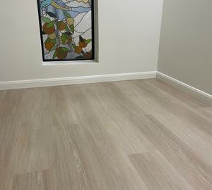 Revêtement de <span class=keywords><strong>sol</strong></span> en vinyle SPC léger, anti-rayures, haute densité 4 mm, sur mesure, toutes tailles, économique, idéal pour les dortoirs, directement de l'usine - Product Image 3