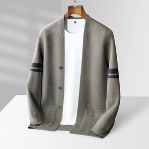 <span class=keywords><strong>Cardigan</strong></span> in Cashmere Lavorato a Maglia per <span class=keywords><strong>Uomo</strong></span>, Personalizzabile con Logo, Scollo a V, Slim Fit, con <span class=keywords><strong>Bottoni</strong></span> - Product Image 2