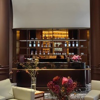 Étagère à vin suspendue au plafond en métal Royal avec éclairage LED, étagères métalliques multi-niveaux, présentoir à vin moderne pour salon/bar de luxe
