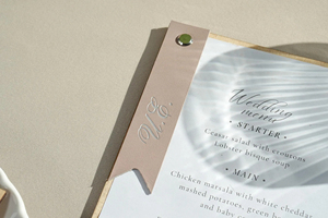 Menu personnalisé en bois A4 avec clip en similicuir et marquage en relief pour restaurant et café - Product Image 2