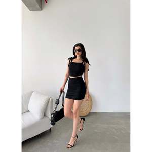 Conjunto de Dos Piezas para Mujer DEFILE, Blusa Corta Negra 100% Algodón con Detalle de Cordones y Falda a Juego, para Uso Casual de Verano - Product Image 3