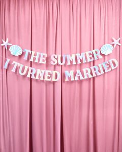 Striscione 'The Summer I Turned Married' - Decorazioni in Lamina Iridescente, Insegna per Festa Nuziale, Sfondo per Sposa Futura, Accessori per Festa in Spiaggia - Product Image 4