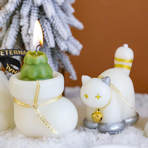 Boîte cadeau de bougie en forme d'arbre de Noël en cire de coco faite à la main avec un pot en porcelaine - Barres biodégradables et non toxiques et ornement de Noël - Product Image 4