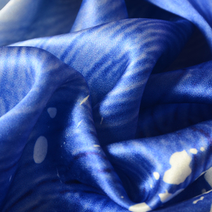 <span class=keywords><strong>HYSK</strong></span> OEM 100% Seide bedruckte Maulbeere italienische Charme use Brautkleid Blumen Digitaldruck Kleidung 100 reine Seide Stoff - Product Image 3