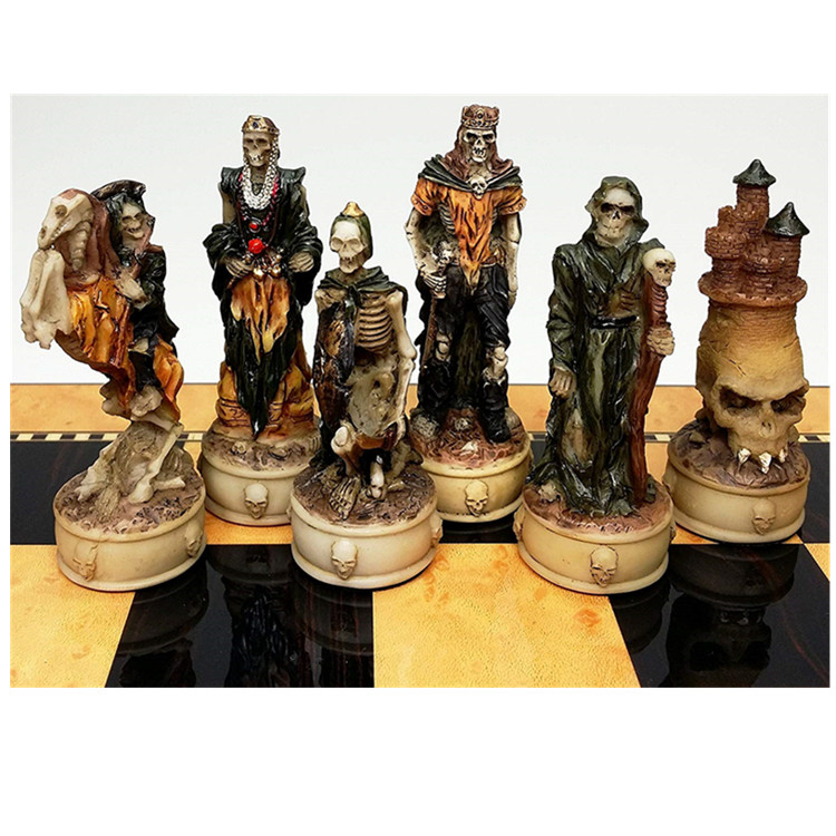 Набор мужских шахматных черепов в готическом стиле