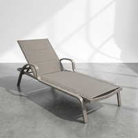 Chaise longue d'extérieur moderne à dossier croisé, structure en métal et bois de teck avec coussin en oléfine pour patio, jardin, piscine