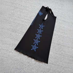 <span class=keywords><strong>Abito</strong></span> <span class=keywords><strong>Canotta</strong></span> Estivo in Maglia a Costine con Stampa a Cinque Stelle, Vestibilità Slim, Stile Streetwear, Collezione Chrome 25SS - Product Image 4