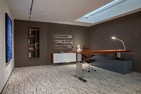 Bureau de direction électrique moderne de luxe en noyer en forme de L, double moteur, réglable en hauteur, avec meuble de rangement intégré