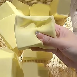 ยางนุ่มรูปทรงอิฐนม หอมกลิ่นนม คืนรูปช้า บีบง่าย คลายเครียดได้ดี - Product Image 1