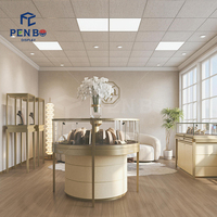Aménagement intérieur de bijouterie moderne, vitrine à bijoux en bois sur mesure, présentoir à bijoux en verre.