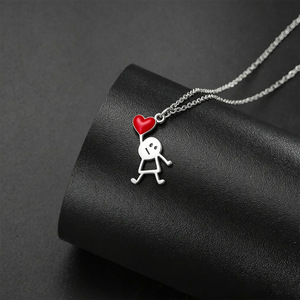 Collier avec pendentif amusant en forme de petit bonhomme mignon tenant un cœur, en acier inoxydable plaqué or, cadeau pour femmes et filles - Product Image 6