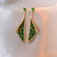 Nouveau style de boucles d'oreilles en plaqué or avec zircon Jhumka perle de Bohême pendantes Chic design de lustre pour femmes