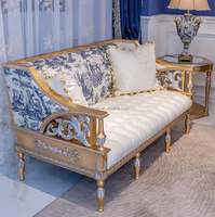 Canapé baroque de style français antique en bois massif sculpté et capitonné, broderie bleue et blanche classique, canapé baroque antique