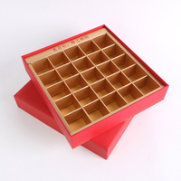 Boîtes cadeaux rigides rouges de luxe en papier texturé, emballage personnalisé pour chocolats et cadeaux avec pelliculage mat et logo estampé à chaud