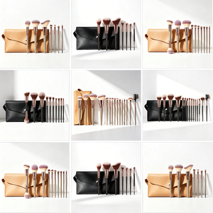 Set <span class=keywords><strong>de</strong></span> 15 <span class=keywords><strong>Brochas</strong></span> <span class=keywords><strong>de</strong></span> <span class=keywords><strong>Maquillaje</strong></span> Magnum <span class=keywords><strong>de</strong></span> Fibra Sintética con Mangos <span class=keywords><strong>de</strong></span> Plástico en Oro Champán y Oro Negro - Product Image 2