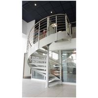 Petit escalier en colimaçon peu encombrant pour l'utilisation du grenier