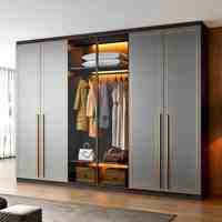 Armoire de chambre moderne en bois avec portes en verre fumé, éclairage LED, tiroirs et étagères personnalisés pour le rangement des vêtements, zone repas