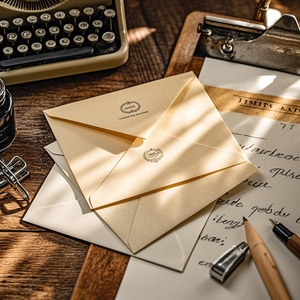 L'arte della posta professionale. Presenta il tuo logo in colori brillanti e lamina sulle nostre buste stampate personalizzate premium. - Product Image 5