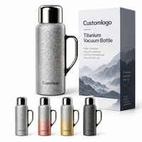 Thermos de Voyage Personnalisé de Luxe en Titane à Double Paroi, Grande Capacité 27 oz, avec Couvercle à Bouton Poussoir, Bec Verseur et Poignée de Transport