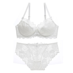 Elegante Conjunto de Lencería Femenina con Sujetador con Aros y Encaje Floral Blanco, Copa Completa Push-Up, Tirantes Ajustables y Cómodos - Product Image 4