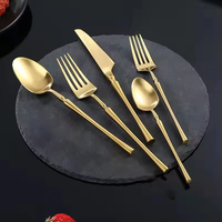 Ensemble de couverts de luxe élégants à manche incurvé en acier inoxydable 304 poli mat doré, écologiques, pour la maison, les banquets et les réceptions