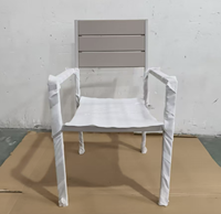 Chaise de jardin d'extérieur empilable avec accoudoirs, structure en acier et assise en HDPE