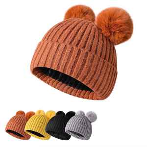 Bonnet tricoté chaud d'hiver pour femme avec doublure polaire et deux pompons – Vente en gros - Product Image 1
