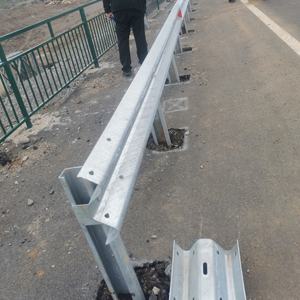 高品质 EN1317 H1W3 认证热镀锌钢 A36 两波形梁护栏，适用于全球道路护栏 - Product Image 1