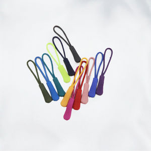 Tirettes de fermeture éclair personnalisées en silicone PE, sans nickel, avec logo de marque en relief, style simple, pour tentes, vêtements, sacs à main - Product Image 3