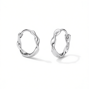 Orecchini Mikimoto Huggie in oro bianco minimalisti da indossare tutti i giorni unisex E4215 - Product Image 1