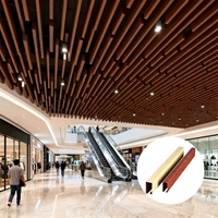 Paneles de Techo Suspendidos Ignífugos de Aluminio con Acabado de Madera, Baffles en Forma de U, Diseño Moderno 3D para Hogar, Oficina y Edificios de Oficinas
