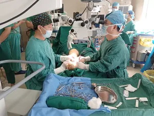 Microscopio Chirurgico Digitale per Neurochirurgia con Monitor e Sistema Ottico Acromatico - Product Image 4