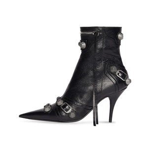 Bottines <span class=keywords><strong>Chic</strong></span> à bout pointu et rivets noirs pour femmes, bottines cloutées à la cheville, nouvelle collection - Product Image 1