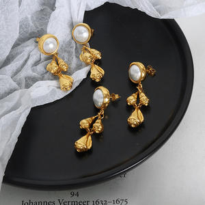 Boucles d'oreilles pendantes en métal avec fleur en acier inoxydable vintage, breloque de tempérament en perle imitation dorée élégante - Product Image 4