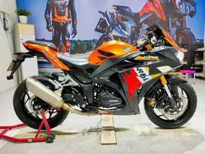 La Little Ninja 250cc es un modelo de nivel básico que incluso principiantes pueden manejar con facilidad, una motocicleta de segunda mano. - Product Image 2