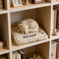 Sculpture commémorative personnalisée pour chat avec base gravée de « n'importe quel mot », statue de chaton endormi avec empreintes de pattes, figurine en résine artisanale