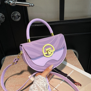 Borsa da Donna alla Moda e Trendy. La borsa a mezzaluna è realizzata in materiale PU.8972 - Product Image 5