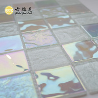 Mosaïque de verre opale irisé blanc 48x48, carreaux brillants pour piscine, escalier de villa, mur d'accentuation, design d'intérieur de luxe